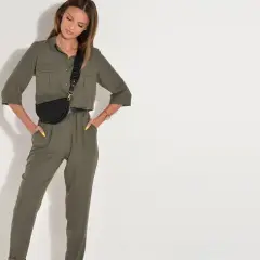 Jak stylizować kombinezon? Buty, dodatki, okrycia na każdą okazję