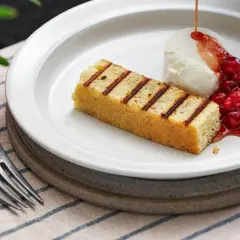 Grillad sockerkaka med vaniljglass, rårörda lingon och en sirap som påminner om ett kardemumma recept.