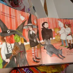Dzieci w strojach na Halloween, w tym czarownice i klaun. Nasz dyrektor jest wampirem, który wręcza nagrodę za najlepszy kostium.