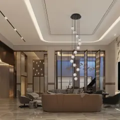 Nowoczesna lampa wisząca z białymi kulami oświetla elegancki salon z marmurową ścianą i wygodną kanapą.