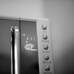 Panel sterowania mikrofalówki z przyciskiem "AUTO DEFROST" – idealny, by dowiedzieć się, jak rozmrozić pierś z kurczaka w mikrofali.