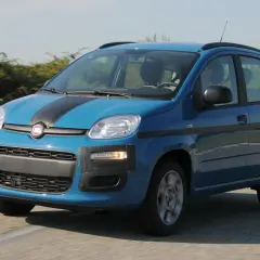 Fiat Panda Natural Power blu con strisce nere, in movimento su strada.