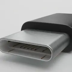 Zbliżenie na wtyczkę usb typu c, gotową do podłączenia.