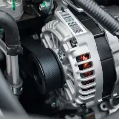 Silnikowy alternator z paskiem. Czy można jeździć z zepsutym alternatorem? Bez niego auto szybko stanie.