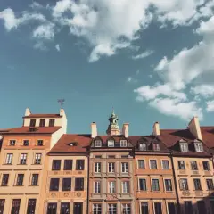 Kamienice na Starym Mieście, z pewnością mają więcej niż 100 lat, by być zabytkiem.