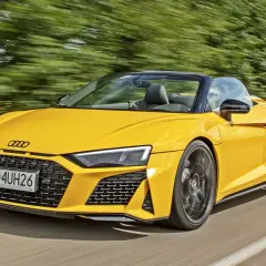 Żółte Audi R8 Spyder w ruchu. Sprawdź aktualną audi r8 cena i poczuj moc.
