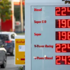 Cena paliwa w Niemczech: Diesel 224.9, Super E10 190.9, Super 196.9. Kierowcy tankują, obserwując wysokie ceny.