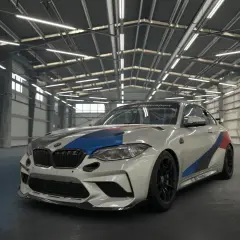 Weißer BMW M2 mit Motorsport-Lackierung in einer Garage, bereit für Assetto Corsa 2.
