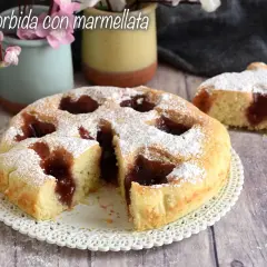 Torta soffice con un cuore goloso di marmellata, cosparsa di zucchero a velo. Perfetta per la colazione o la merenda.