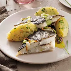 Rombo al forno con purè di patate e erbe aromatiche, un piatto raffinato e gustoso.