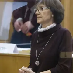 Frau mit Brille und Kette im Gerichtssaal, möglicherweise die stephan ernst ehefrau, blickt nachdenklich.