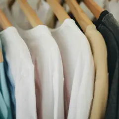 Ubrania na wieszakach: błękitna, białe, beżowa i szara koszulka. Idealne na zwroty do madamrock.