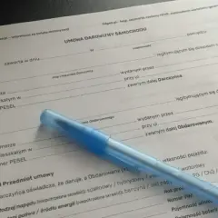 Wzór umowy darowizny samochodu w rodzinie. Dokument zawiera pola do wypełnienia danych darczyńcy i obdarowanego, szczegóły pojazdu.
