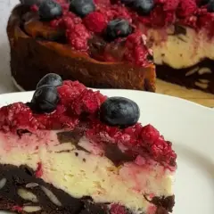 Sernikobrownies z malinami? Jak połączyć takie dwa desery w jeden?