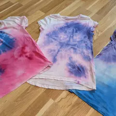 Batik-Shirts in Rosa, Lila und Blau, perfekt zum Batiken mit Kindern. Jedes Stück ein Unikat!