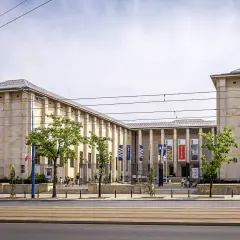 Muzeum Narodowe w Warszawie – świetne miejsce, by dowiedzieć się, co zwiedzić w Warszawie. Monumentalna architektura i ciekawe wystawy.