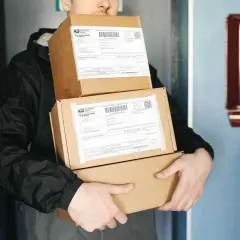 Kurier z paczkami. Zastanawiasz się, jak anulować zakup na Vinted? Zobacz, co zrobić, gdy paczka już w drodze.