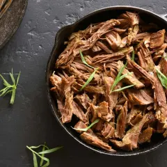 Najlepsza szarpana wieprzowina w żeliwnej patelni, gotowa do podania. Aromatyczna i soczysta.