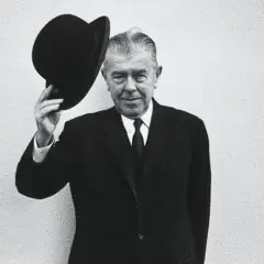 Hombre con bombín saluda, como en un espejo de Magritte.