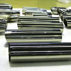 Tubos de escape cromados, listos para instalar y hacer que tu coche suene más.