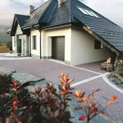 Nowoczesny dom z podjazdem z kamienia. Zastanawiasz się, ile kosztuje kamień na podjazd? Taki efekt robi wrażenie!