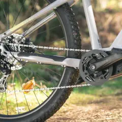 Widok tylnej przerzutki roweru, gotowej do prostowania haka przerzutki.