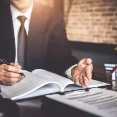 Czy notariusz informuje o testamencie? Kluczowe informacje dla spadkobierców