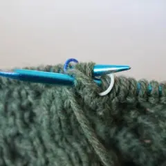 Jak zwęzić sweter robiony na drutach, aby idealnie pasował