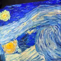 Projection de "La Nuit étoilée" de Van Gogh, une immersion dans l'exposition.