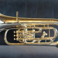 Un baryton, membre de la famille des cuivres instruments, brille sur un fond sombre.