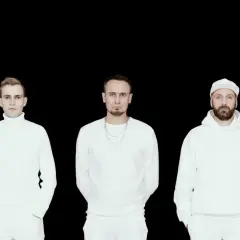 Pięciu mężczyzn w białych ubraniach, w tym wokalista Lao Che, pozuje na czarnym tle.