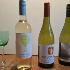 Drei Flaschen Sauvignon Blanc stehen bereit für den Genuss. Der frische, spritzige Sauvignon Blanc Geschmack verspricht ein tolles Erlebnis.