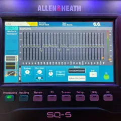 Allen & Heath SQ-5 Mischpult mit EQ-Einstellungen. Die Regler zeigen eine Einstellung, die auf eine hohe Impedanz hindeutet, um den Klang zu formen.