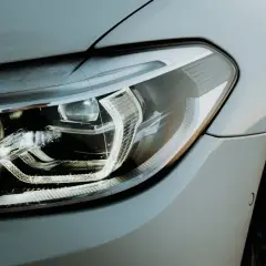 Nowoczesny reflektor BMW z technologią LED. Czy żarówki postojowe led są legalne? To pytanie nurtuje wielu kierowców.