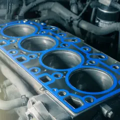 Junta de culata nueva lista para instalar. Si tu coche tiene la junta de culata rota, su vida útil se acorta drásticamente.