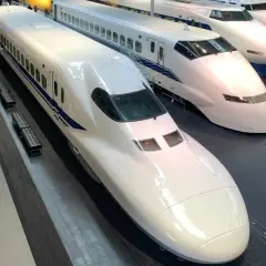 Białe pociągi Shinkansen, symbol prędkość pendolino, stoją obok siebie w muzeum.