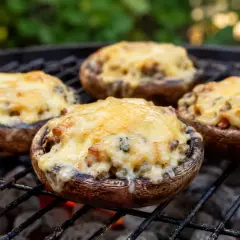 Pyszne pieczarki faszerowane mięsem mielonym i zapieczone pod serem, grillowane na węglu.