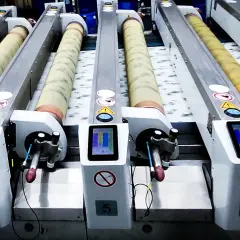 Lignes de machines industrielles pour l'impression rotative, avec des rouleaux et des écrans tactiles.