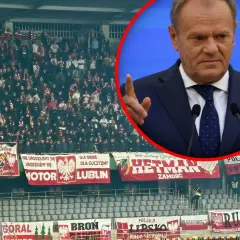 Tłum kibiców na stadionie z transparentami "Polska" i "Lublin", w tle Donald Tusk. Litwa – Polska.