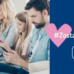 Rodzina korzysta z telefonów. Na ekranie widnieje hasło #ZostańWDomu i logo my call.