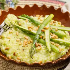 Un délicieux risotto aux asperges facile et rapide, garni de pignons de pin croquants.