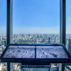 Blick vom Mahanakhon Skywalk auf Bangkok. Eine Karte der Stadt liegt auf einem Tisch.