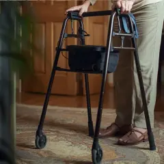 Osoba z zwyrodnieniem stawu biodrowego korzysta z chodzika, co wpływa na stopień niepełnosprawności i codzienne funkcjonowanie.
