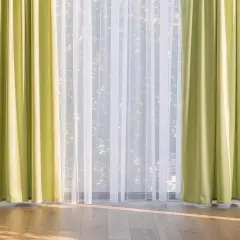 Helle, grüne Gardinen und zarte weiße Stores schaffen eine luftige Atmosphäre. Verschiedene Gardinen Arten für ein stilvolles Zuhause.