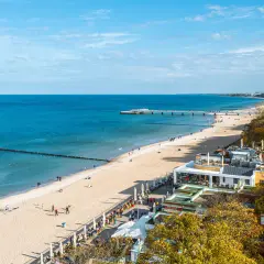 Piękne miejscowości nad morzem z piaszczystą plażą, molo i kawiarniami.