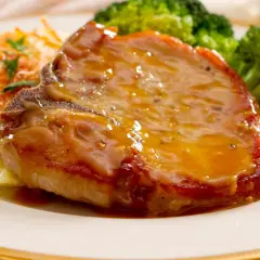 Un succulento secondo di carne con salsa, accompagnato da patate gratinate e broccoli. Perfetto per fare bella figura a tavola.