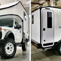 Biały Lada Niva camper z zabudową mieszkalną, gotowy na przygody.