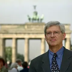 Joachim Jauer vor dem Brandenburger Tor in Berlin.