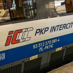 Wagony PKP Intercity z numerem 250. Ic przemyślanin, podróżni czekają na odjazd.