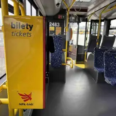 Wnętrze autobusu MPK-Łódź. Żółty automat z napisem "bilety tickets". Sprawdź cenę biletu na trasę Kutno-Łódź.